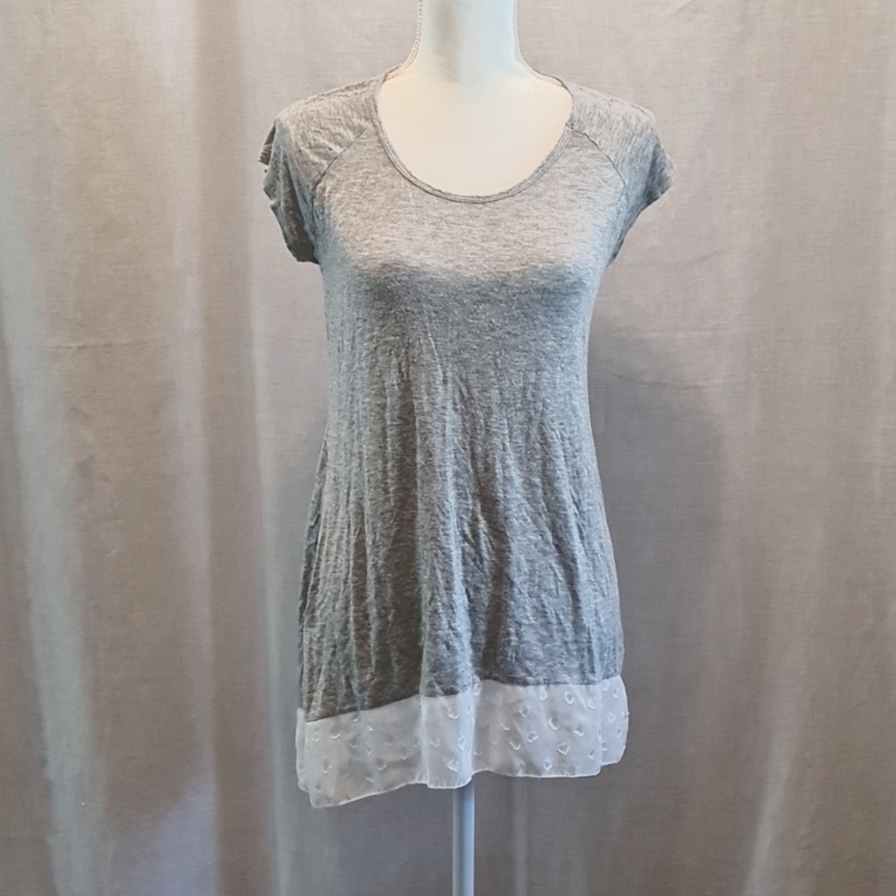 5/$15 DUETIME MAYERNITY grey/white maternity tee in GUC. White hearts on tule